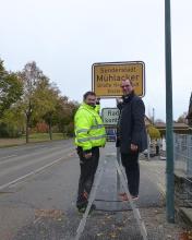 Oberbürgermeister Frank Schneider und Bauhofmitarbeiter Armin Saussele bei der Einweihung des Ortsschildes "Senderstadt" an der Lomersheimer Straße. 