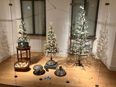 ...mit vielen Exponaten aus dem Christbaumständermuseum Lienzingen und aus privaten Sammlungen. 