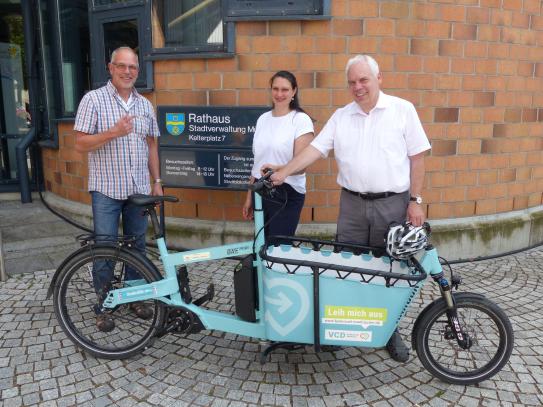 Das Lastenrad wird übergeben