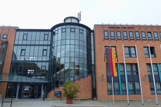 Trauerbeflaggung vor dem Rathaus Mühlacker. 