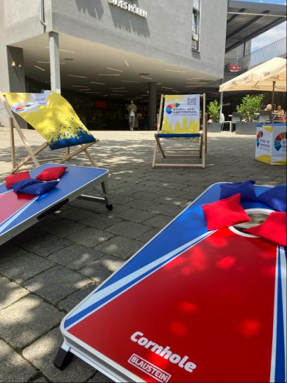 Gelbe Stühle der Mobilen Jugendarbeit