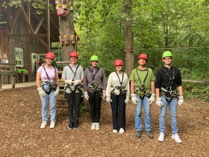 Die Azubis bei ihrem Besuch im Kletterpark - mit Unterstützung aus dem zweiten Lehrjahr.